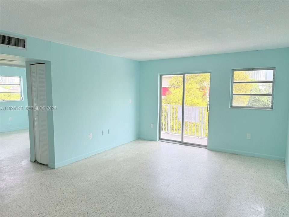 Active With Contract: $2,000 (2 beds, 1 baths, 672 Square Feet)