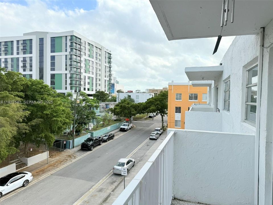 Active With Contract: $2,000 (2 beds, 1 baths, 672 Square Feet)