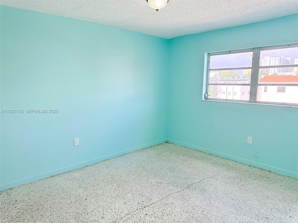 Active With Contract: $2,000 (2 beds, 1 baths, 672 Square Feet)