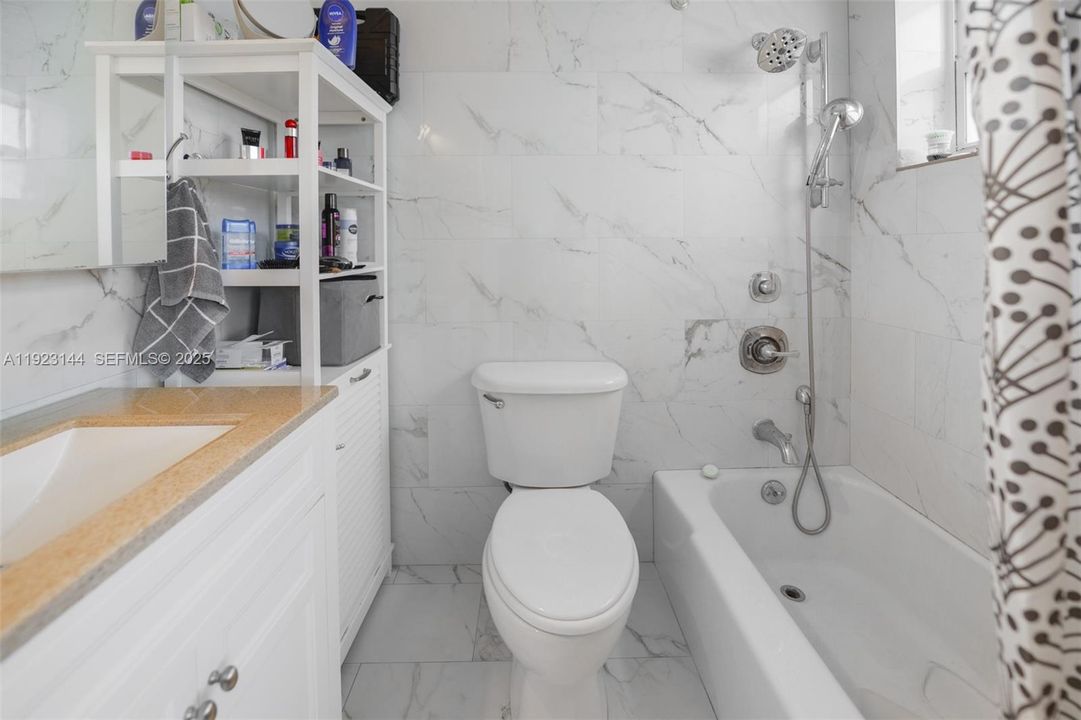 For Sale: $250,000 (2 beds, 2 baths, 1070 Square Feet)