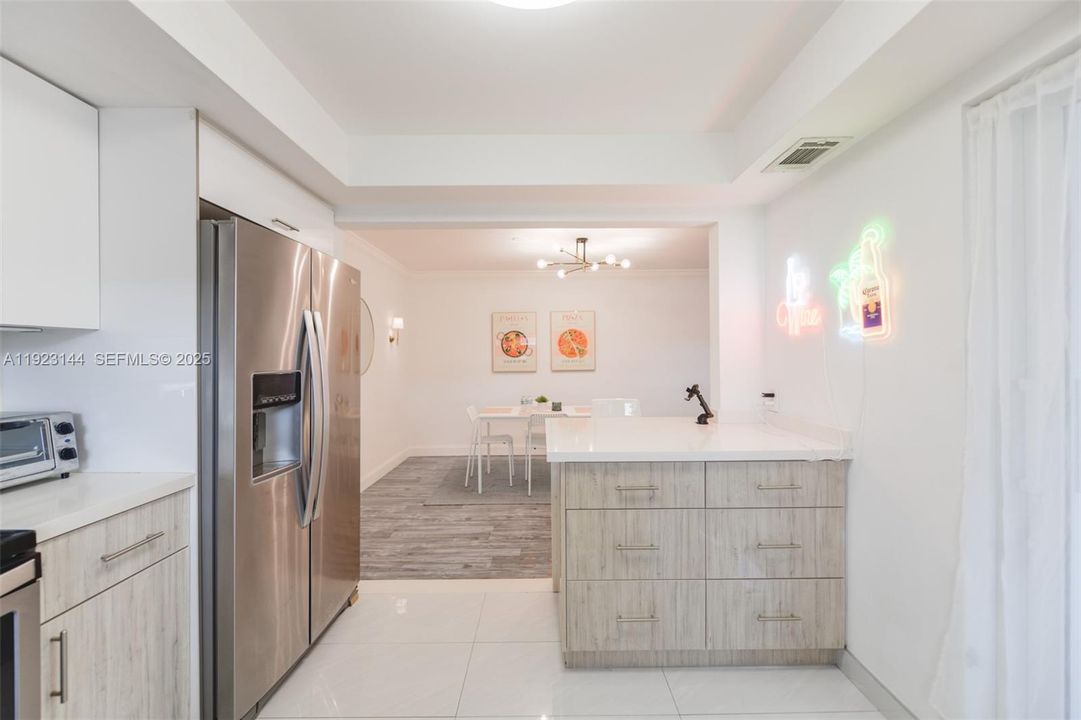 For Sale: $250,000 (2 beds, 2 baths, 1070 Square Feet)