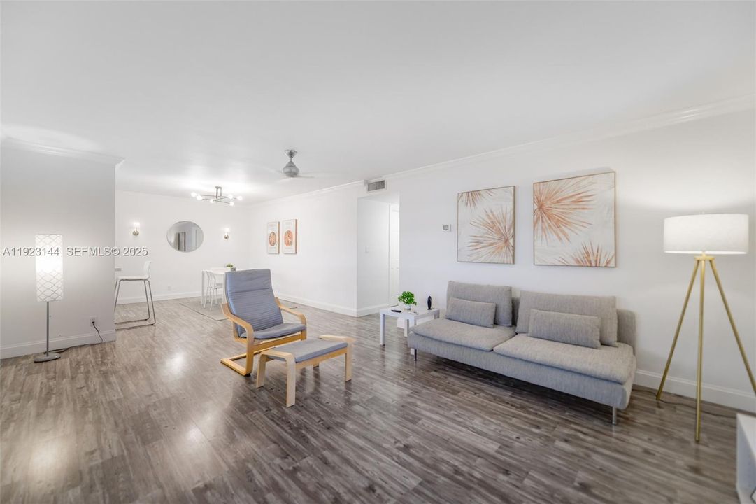 For Sale: $250,000 (2 beds, 2 baths, 1070 Square Feet)