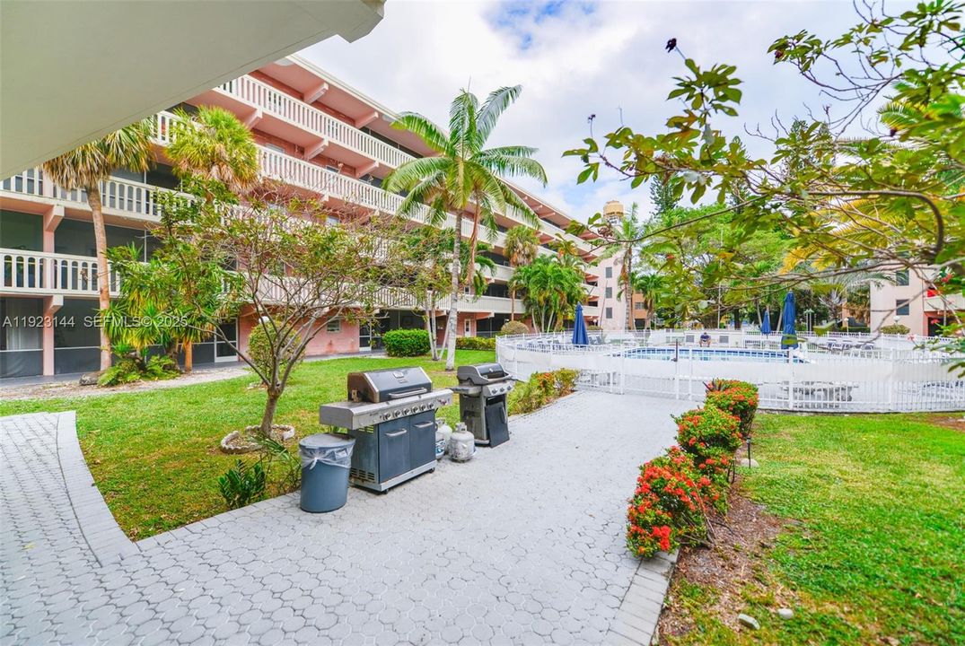 For Sale: $250,000 (2 beds, 2 baths, 1070 Square Feet)