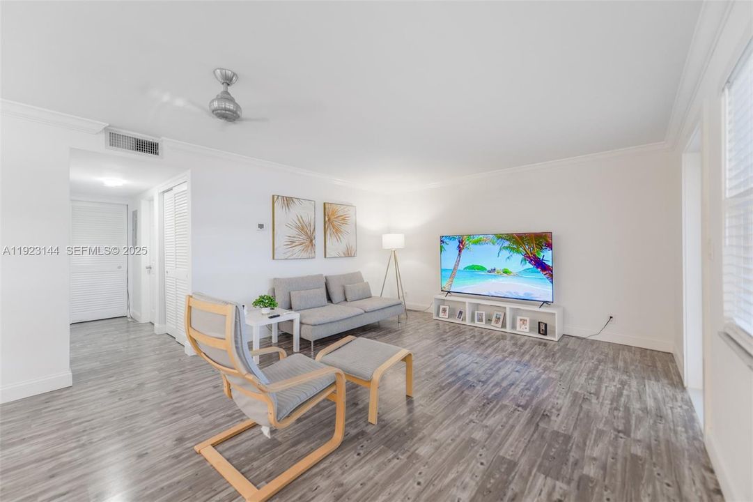 For Sale: $250,000 (2 beds, 2 baths, 1070 Square Feet)