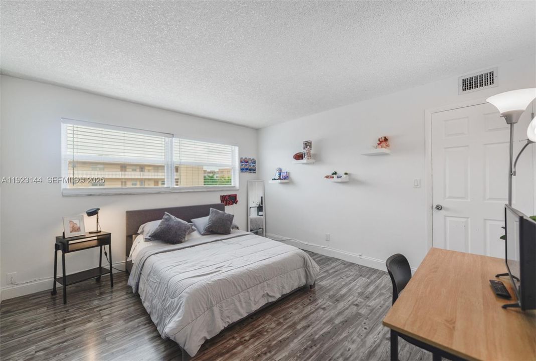 For Sale: $250,000 (2 beds, 2 baths, 1070 Square Feet)