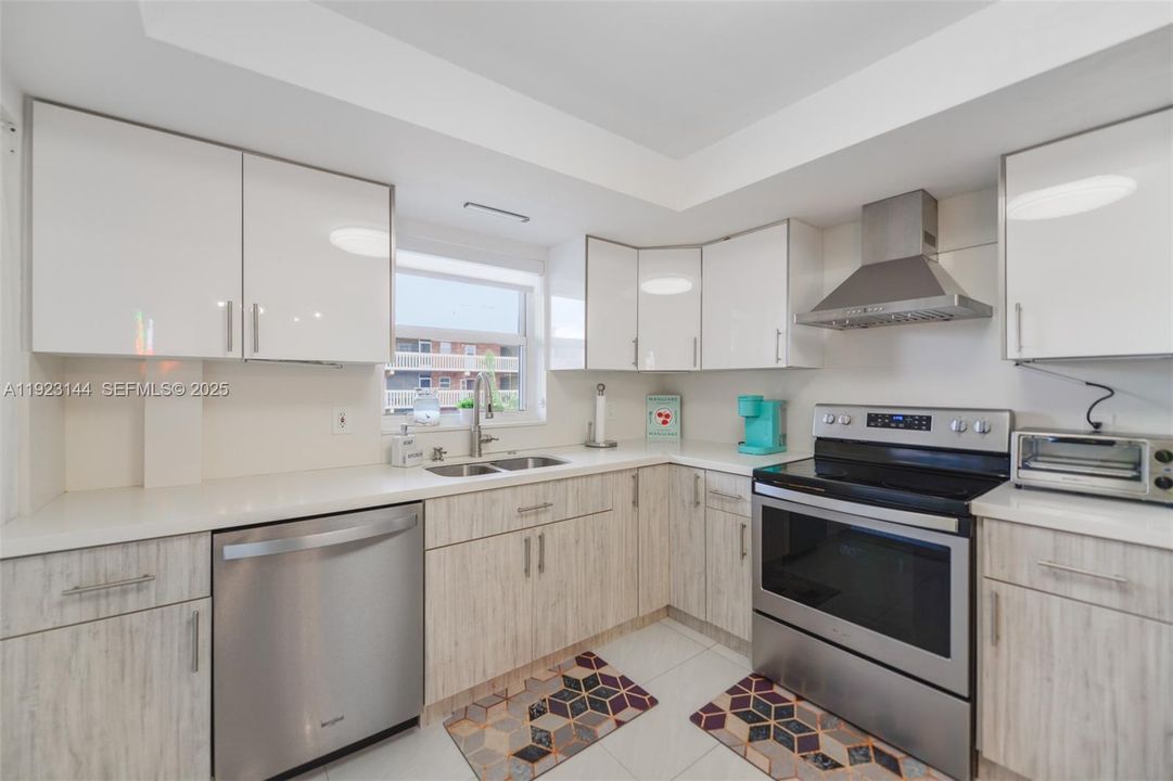 For Sale: $250,000 (2 beds, 2 baths, 1070 Square Feet)