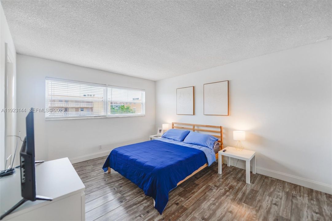 For Sale: $250,000 (2 beds, 2 baths, 1070 Square Feet)