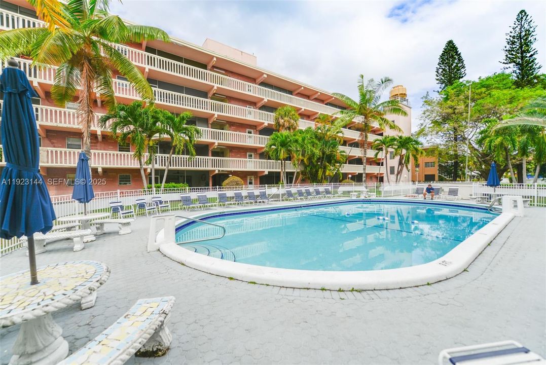 For Sale: $250,000 (2 beds, 2 baths, 1070 Square Feet)