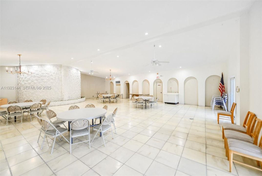 For Sale: $250,000 (2 beds, 2 baths, 1070 Square Feet)