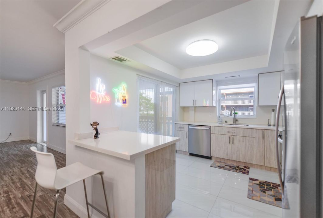 For Sale: $250,000 (2 beds, 2 baths, 1070 Square Feet)