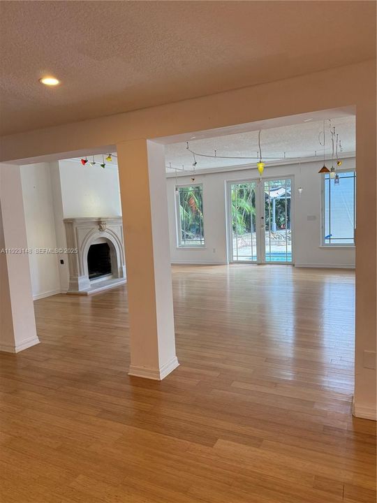 待售: $3,800,000 (0.47 acres)