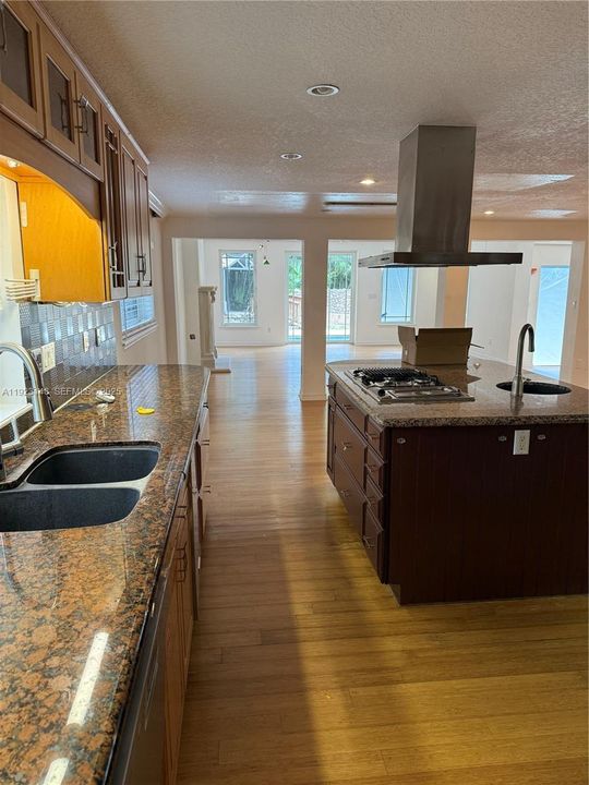 待售: $3,800,000 (0.47 acres)