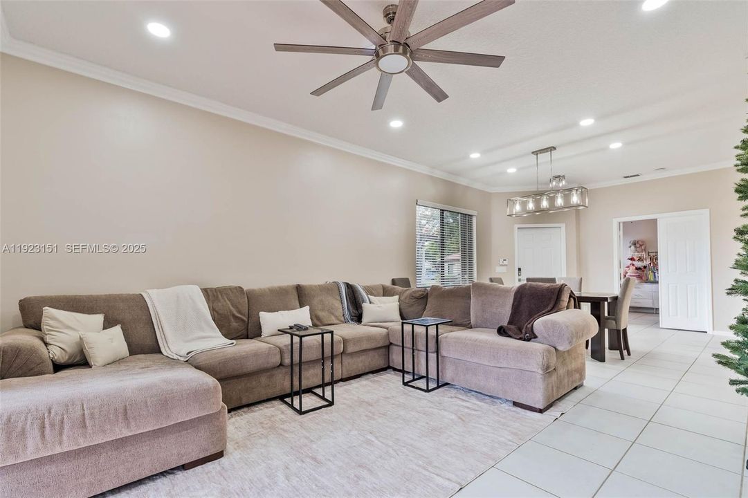 For Sale: $385,000 (3 beds, 2 baths, 1402 Square Feet)