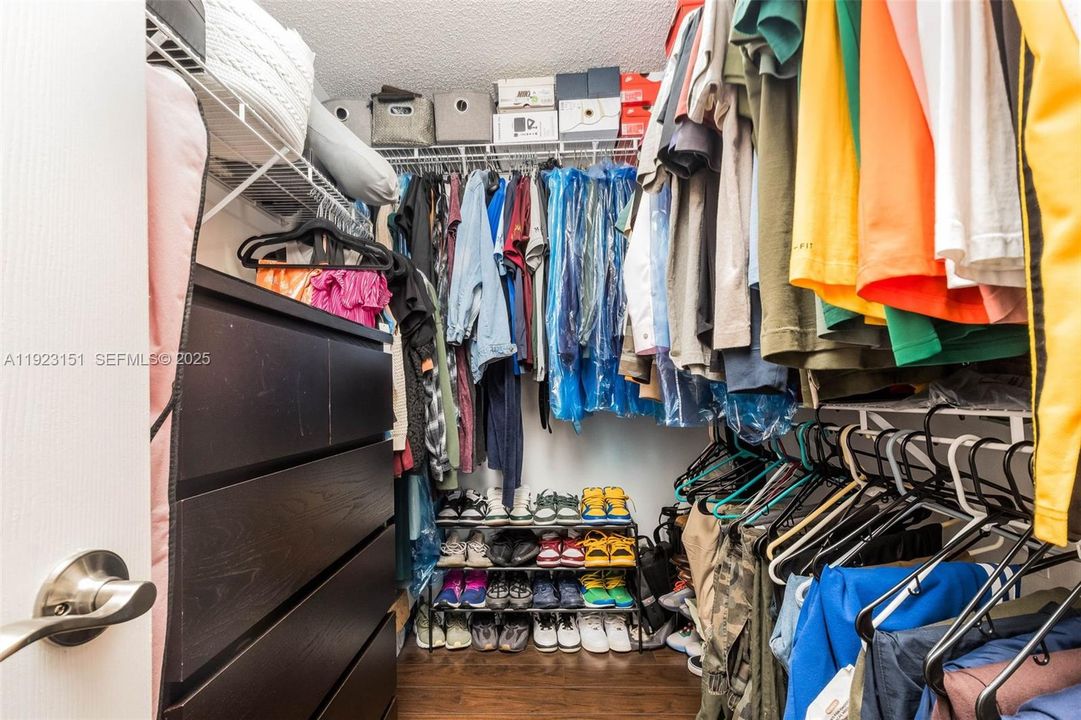 For Sale: $385,000 (3 beds, 2 baths, 1402 Square Feet)