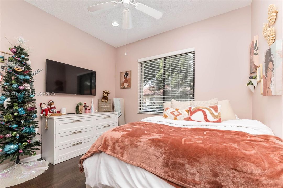 For Sale: $385,000 (3 beds, 2 baths, 1402 Square Feet)