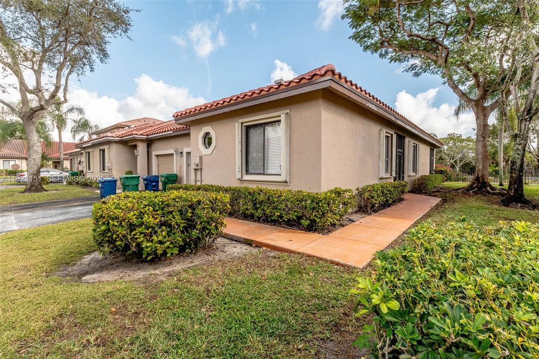 For Sale: $385,000 (3 beds, 2 baths, 1402 Square Feet)