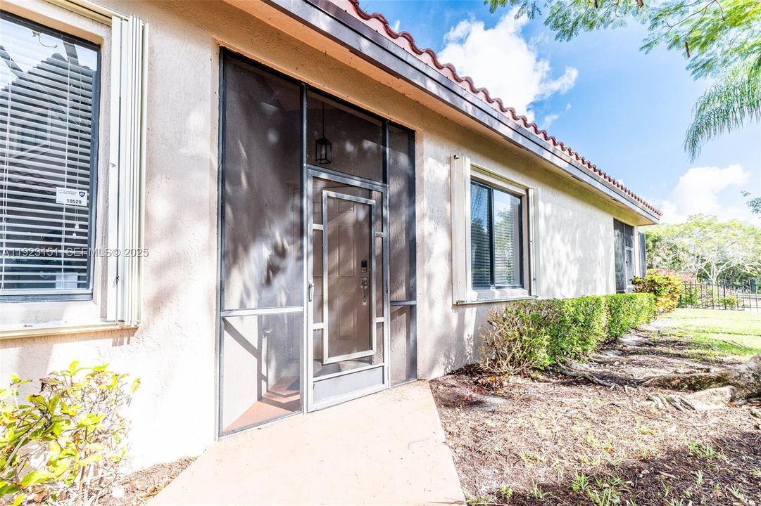 For Sale: $385,000 (3 beds, 2 baths, 1402 Square Feet)