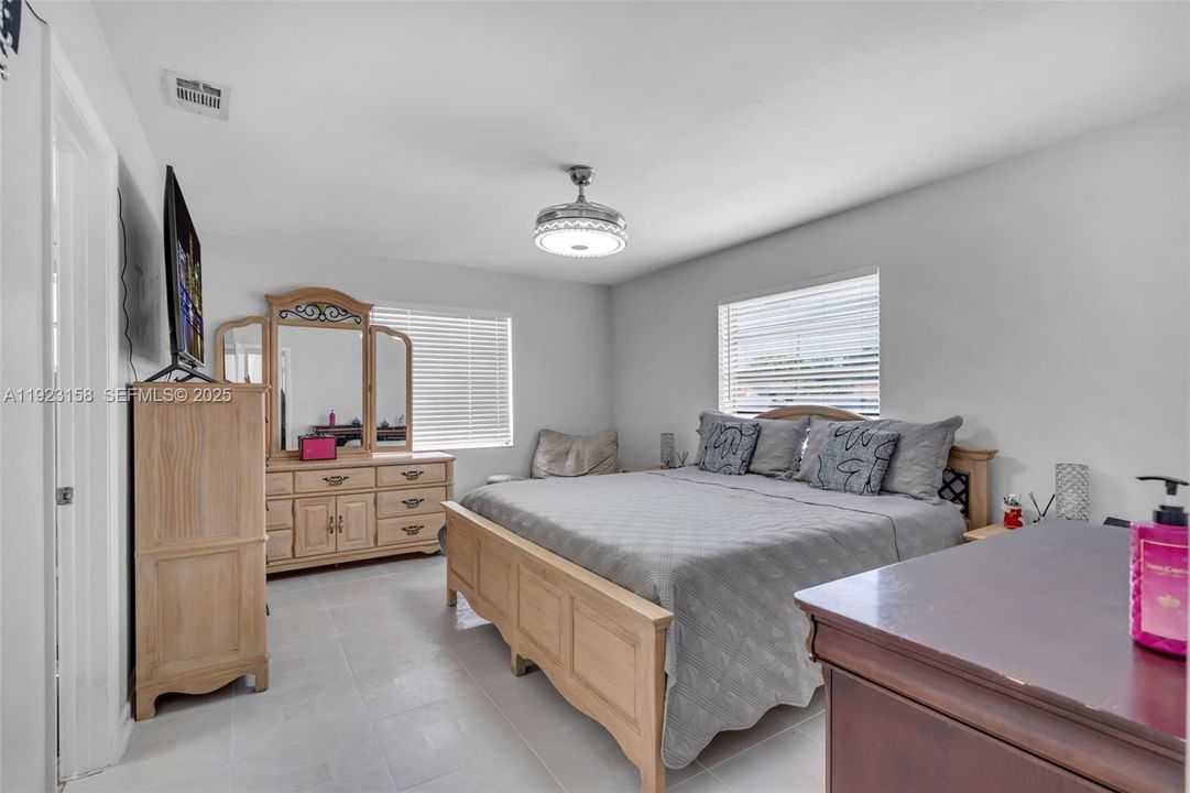 For Sale: $499,000 (3 beds, 2 baths, 1328 Square Feet)