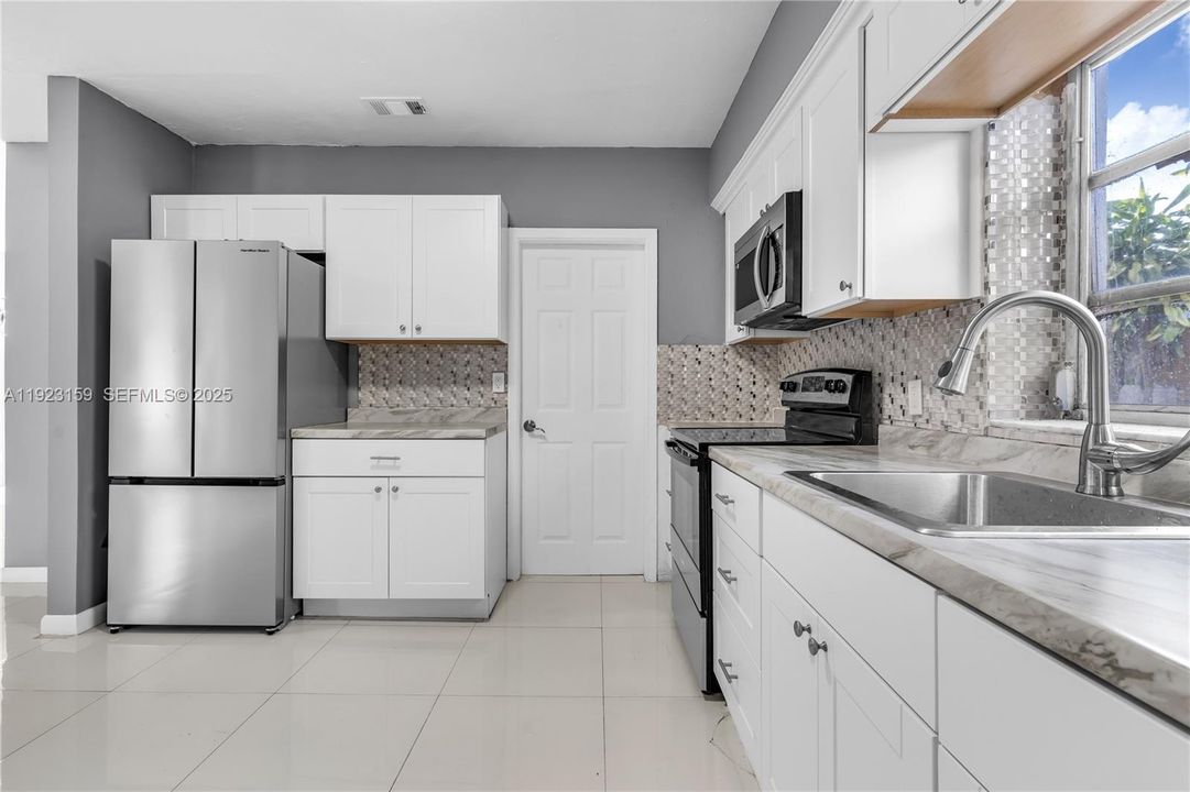 For Rent: $5,500 (4 beds, 3 baths, 1715 Square Feet)