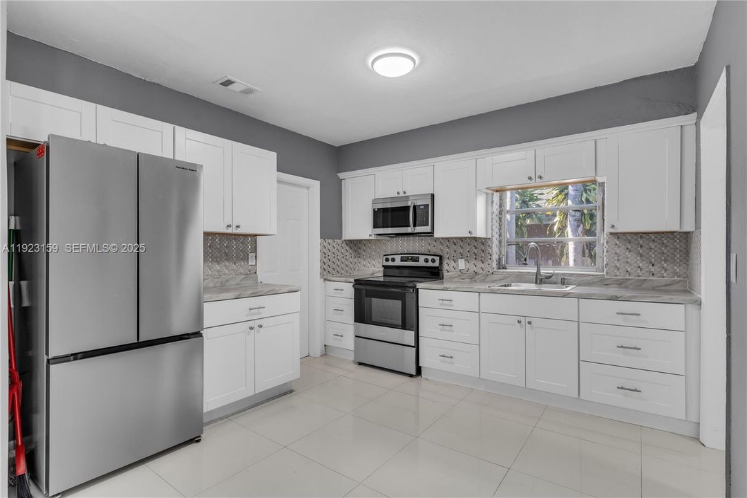 For Rent: $5,500 (4 beds, 3 baths, 1715 Square Feet)