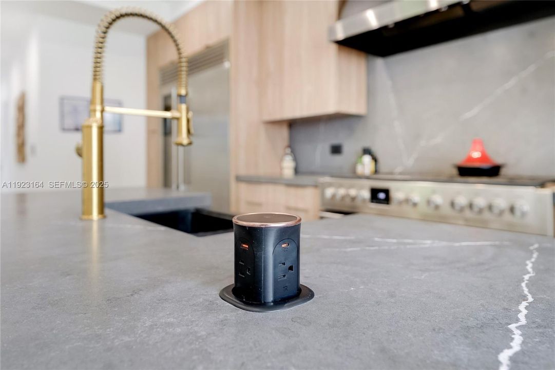 На продажу: $1,575,000 (3 спален, 2 ванн, 1547 Квадратных фут)