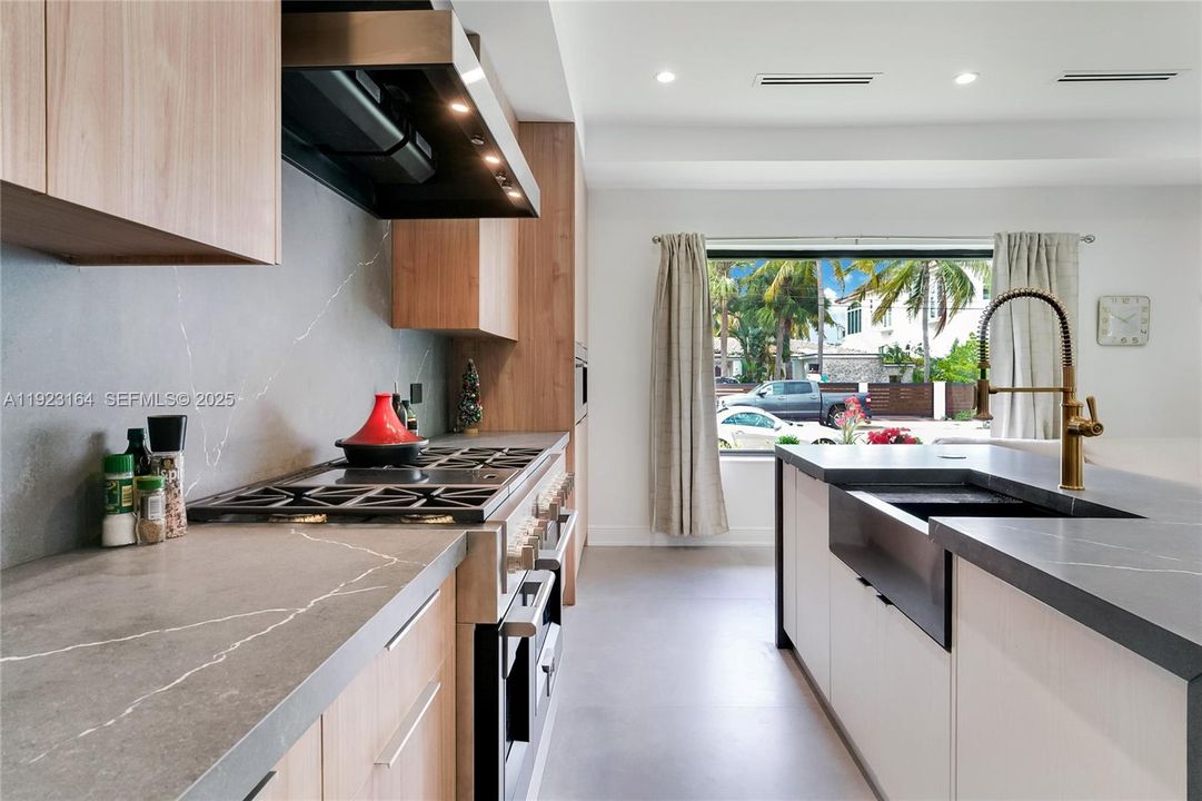 На продажу: $1,575,000 (3 спален, 2 ванн, 1547 Квадратных фут)