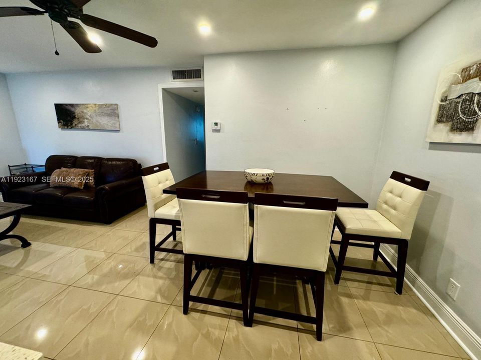 For Rent: $1,800 (2 beds, 1 baths, 880 Square Feet)