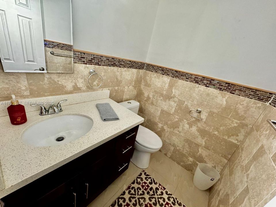 For Rent: $1,800 (2 beds, 1 baths, 880 Square Feet)