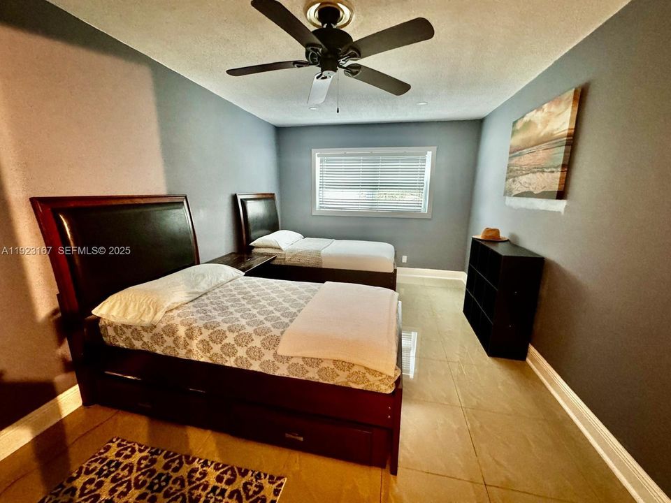 For Rent: $1,800 (2 beds, 1 baths, 880 Square Feet)