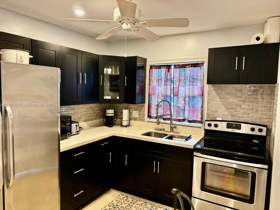 For Rent: $1,800 (2 beds, 1 baths, 880 Square Feet)