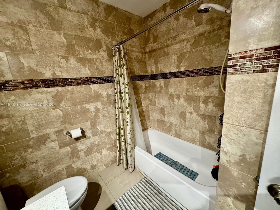 For Rent: $1,800 (2 beds, 1 baths, 880 Square Feet)