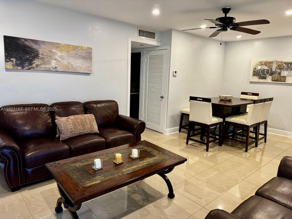 For Rent: $1,800 (2 beds, 1 baths, 880 Square Feet)