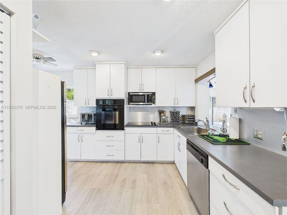 待售: $649,000 (3 贝兹, 2 浴室, 1672 平方英尺)