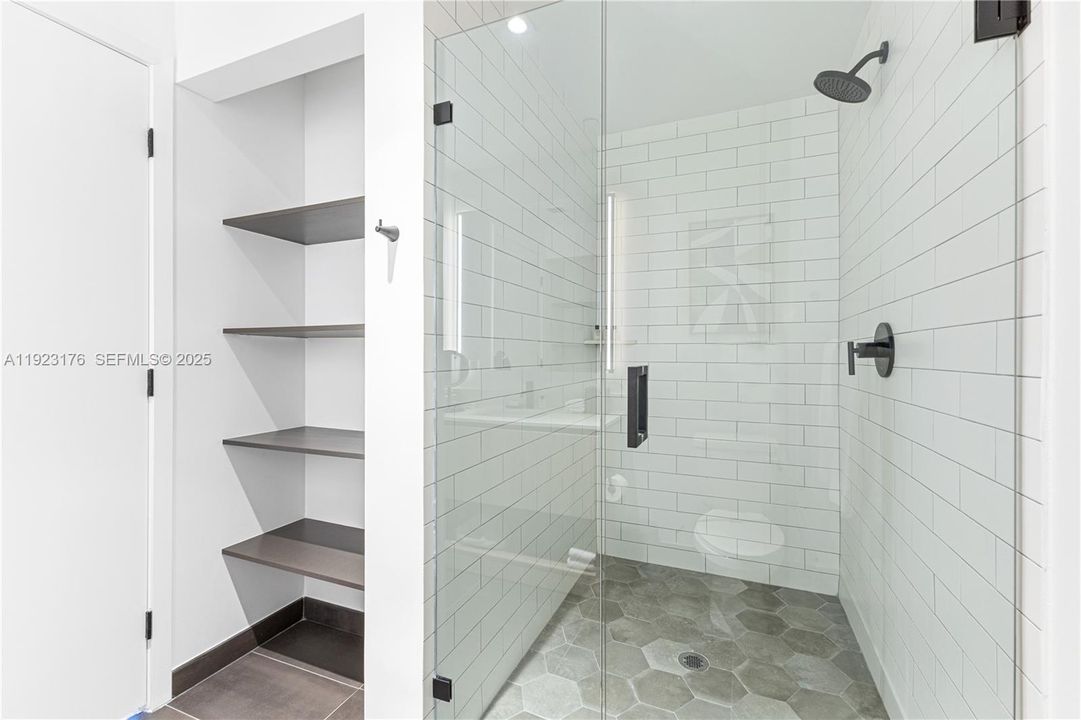 For Sale: $850,000 (1 beds, 1 baths, 509 Square Feet)