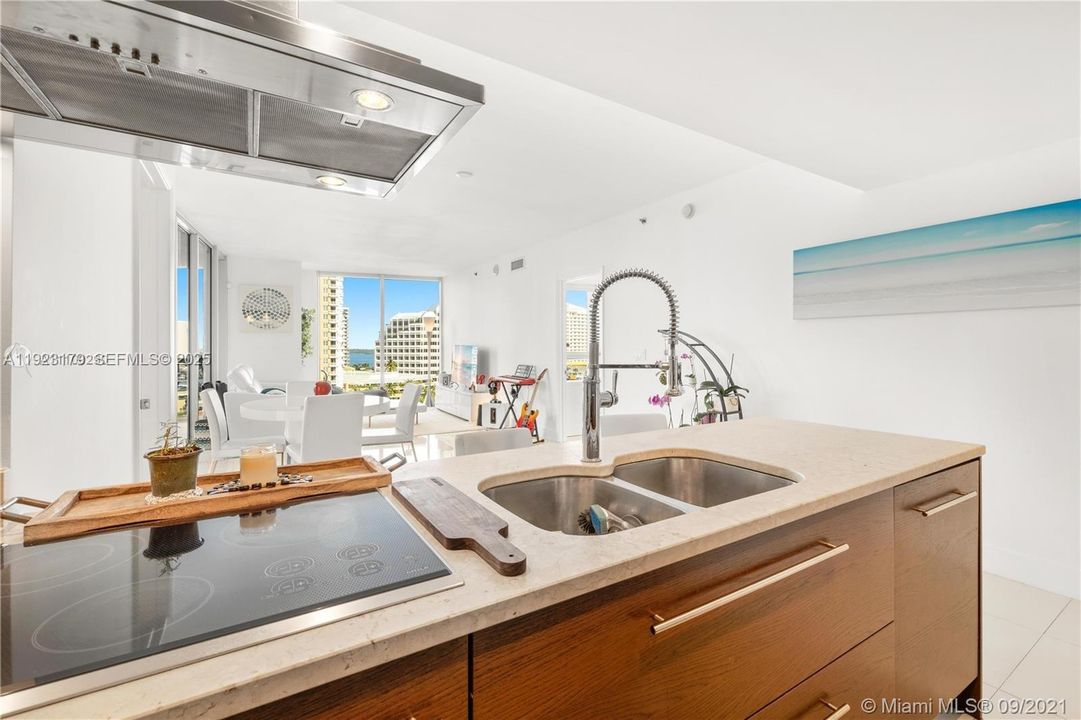 出租: $6,000 (2 贝兹, 2 浴室, 1505 平方英尺)