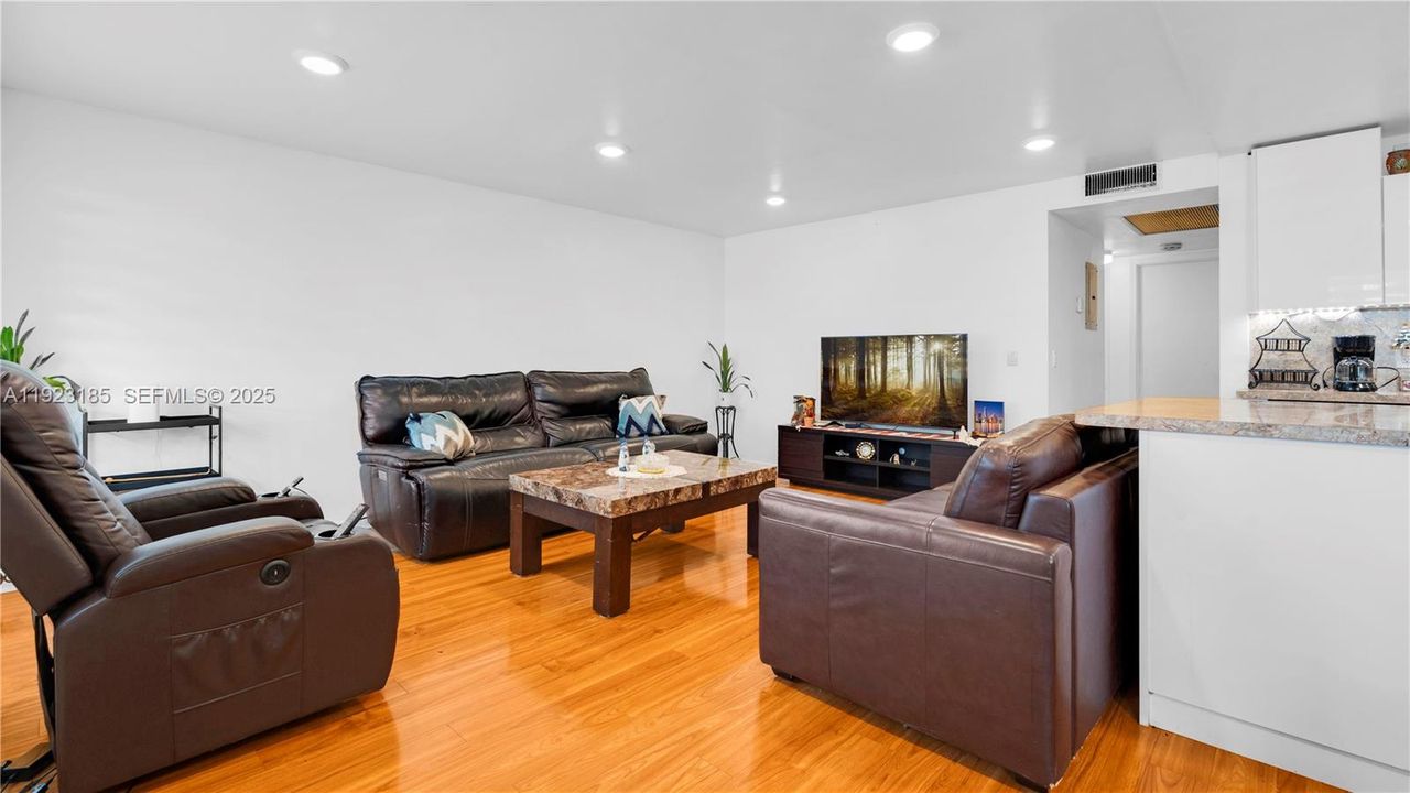 待售: $160,000 (2 贝兹, 1 浴室, 953 平方英尺)