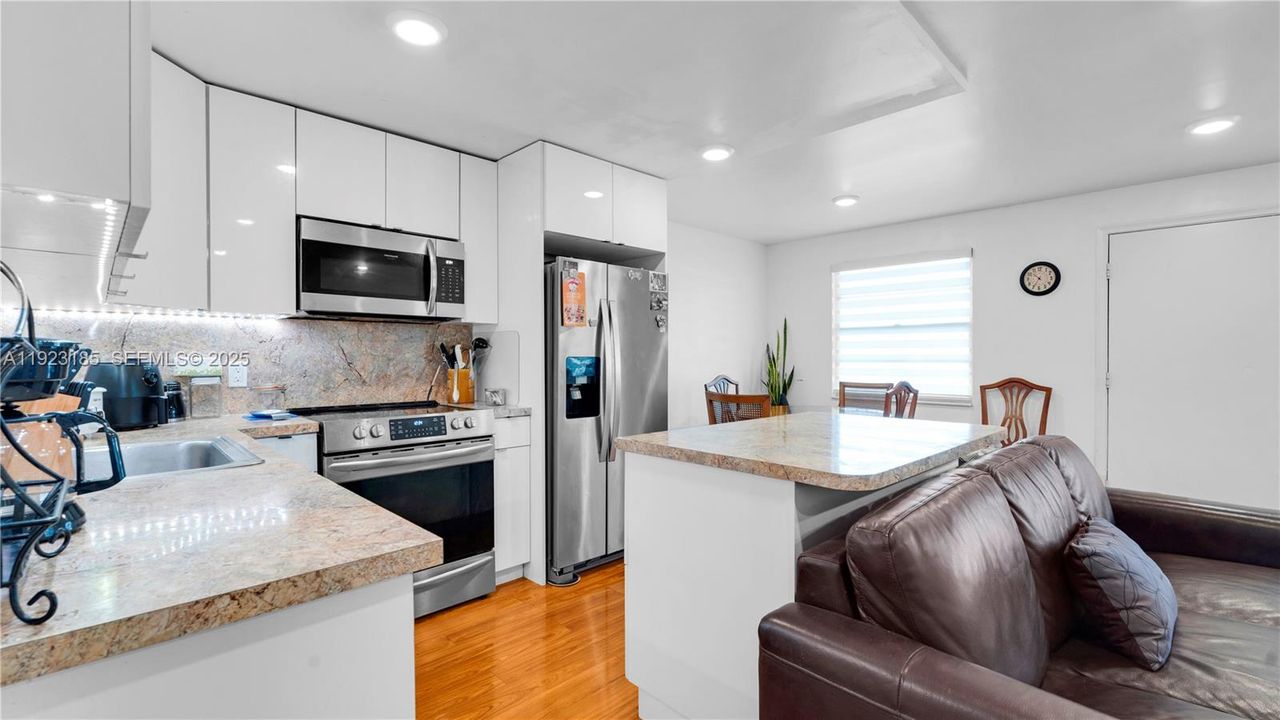 待售: $160,000 (2 贝兹, 1 浴室, 953 平方英尺)