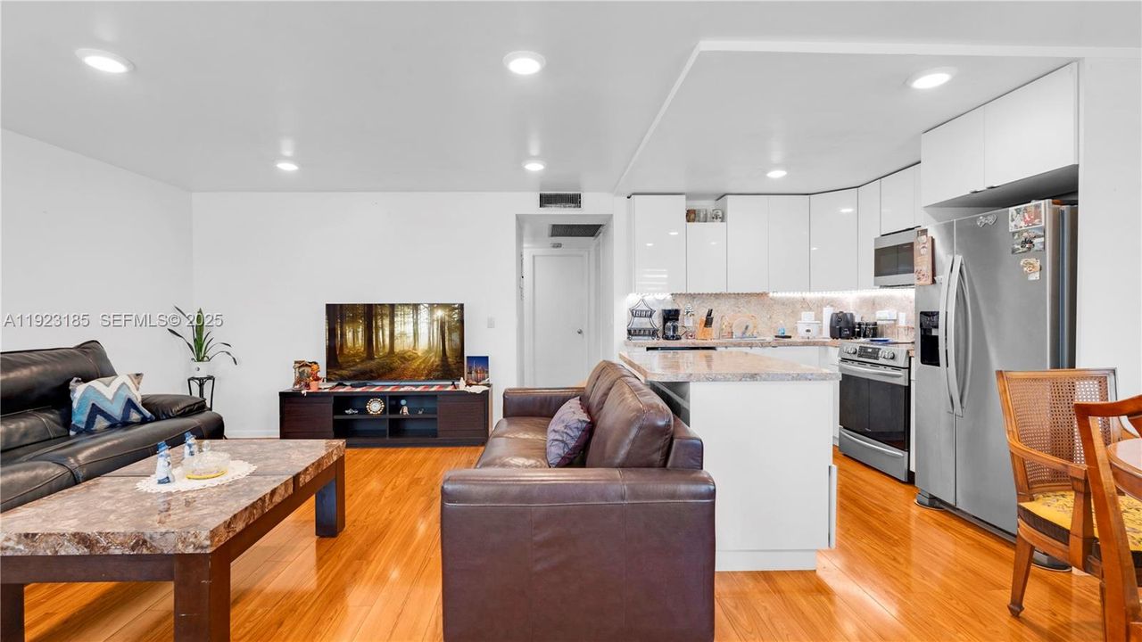 待售: $160,000 (2 贝兹, 1 浴室, 953 平方英尺)