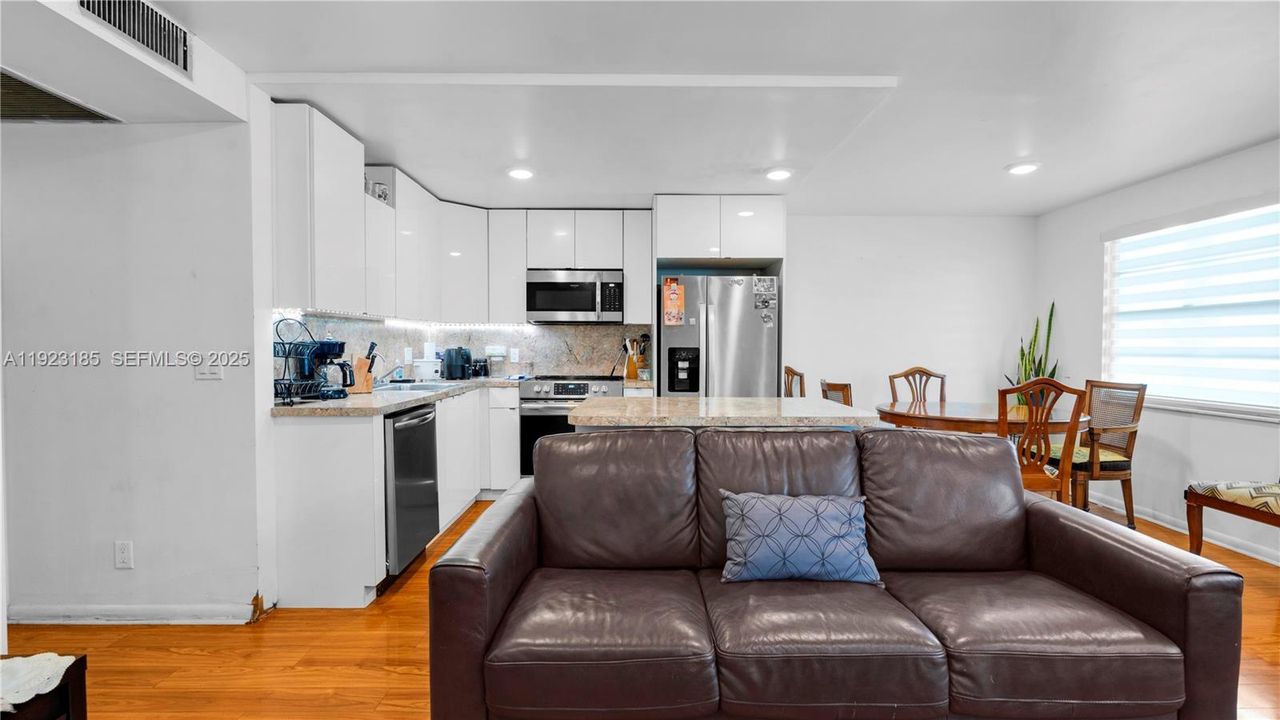 待售: $160,000 (2 贝兹, 1 浴室, 953 平方英尺)