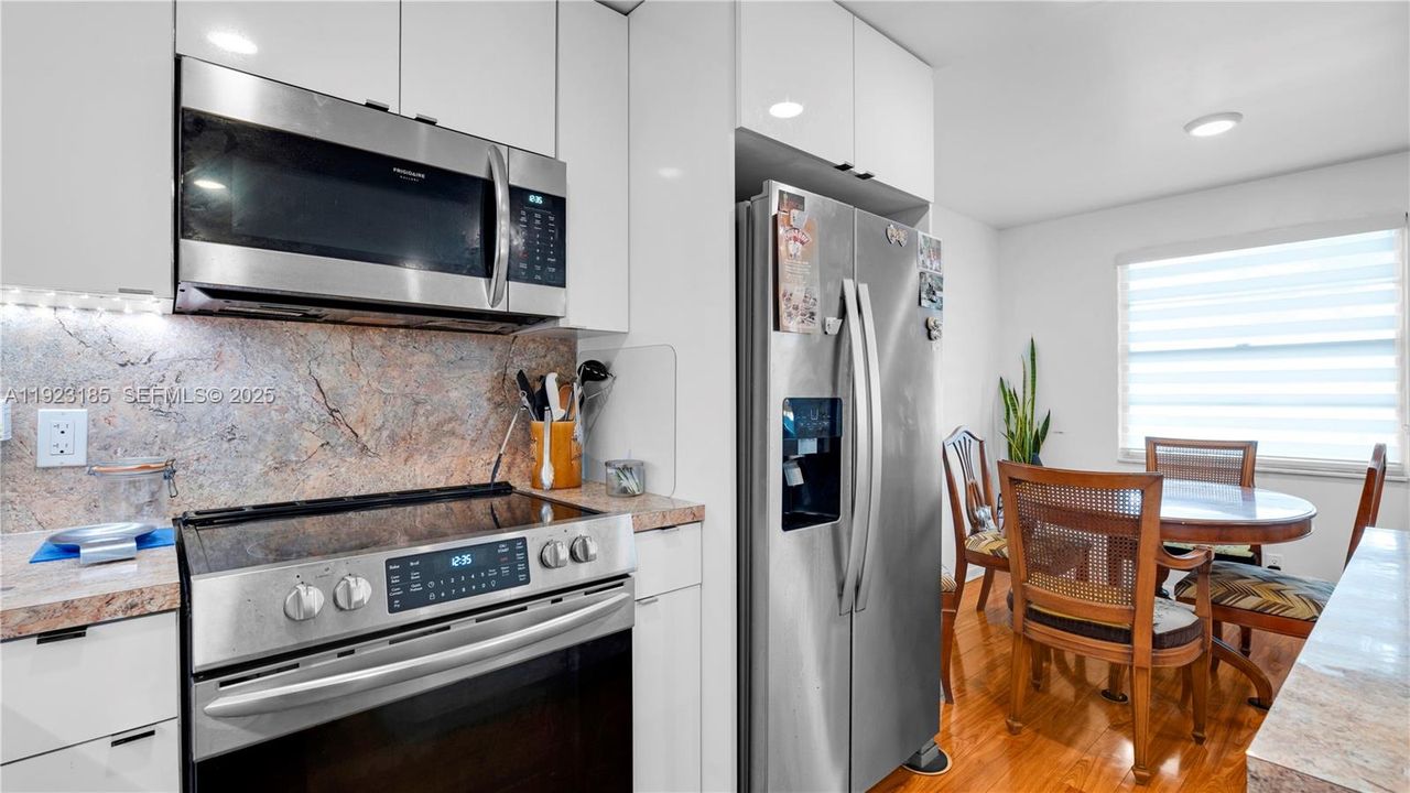 待售: $160,000 (2 贝兹, 1 浴室, 953 平方英尺)