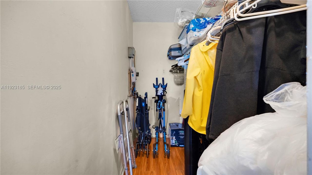 待售: $160,000 (2 贝兹, 1 浴室, 953 平方英尺)