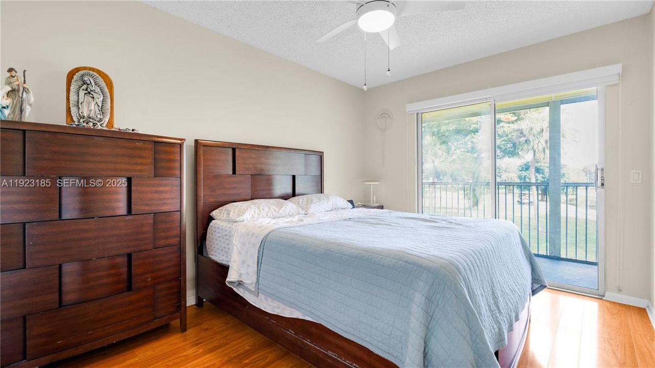 待售: $160,000 (2 贝兹, 1 浴室, 953 平方英尺)