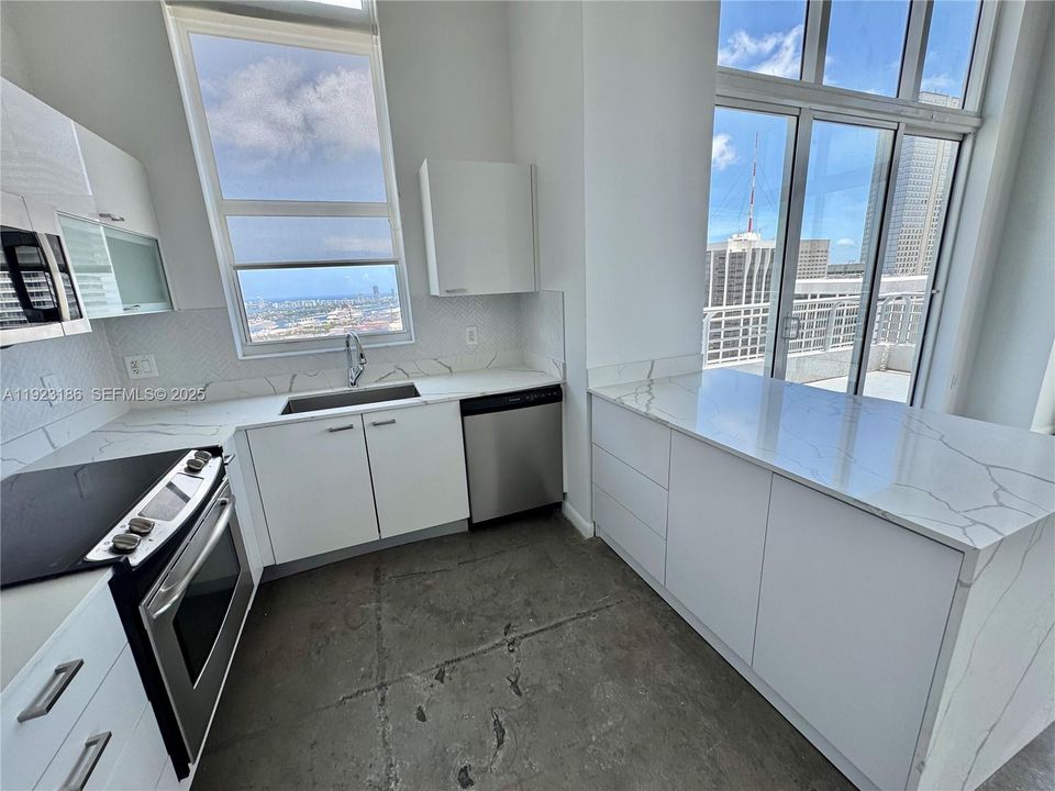 For Sale: $599,900 (2 beds, 2 baths, 1036 Square Feet)