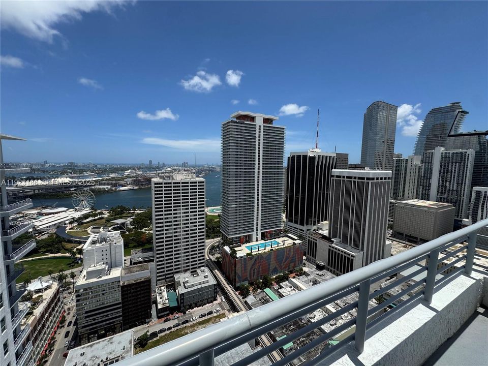 For Sale: $599,900 (2 beds, 2 baths, 1036 Square Feet)