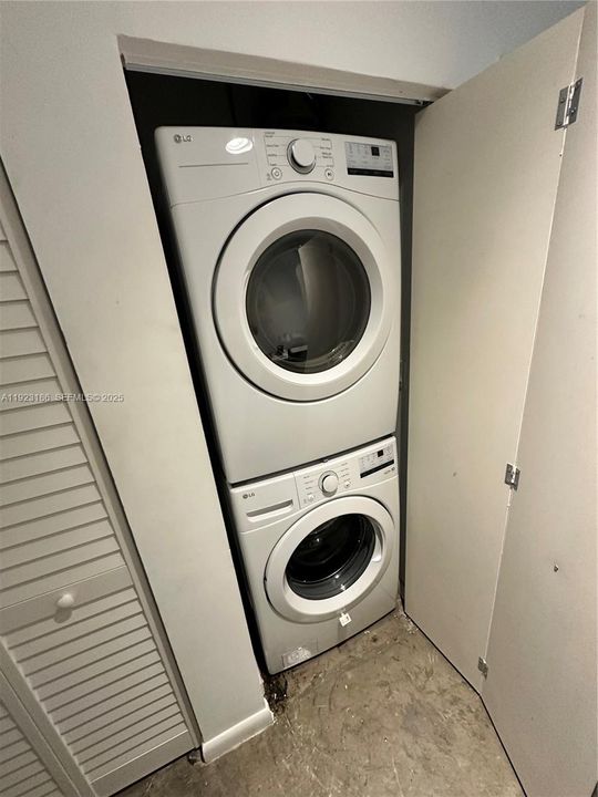 For Sale: $599,900 (2 beds, 2 baths, 1036 Square Feet)