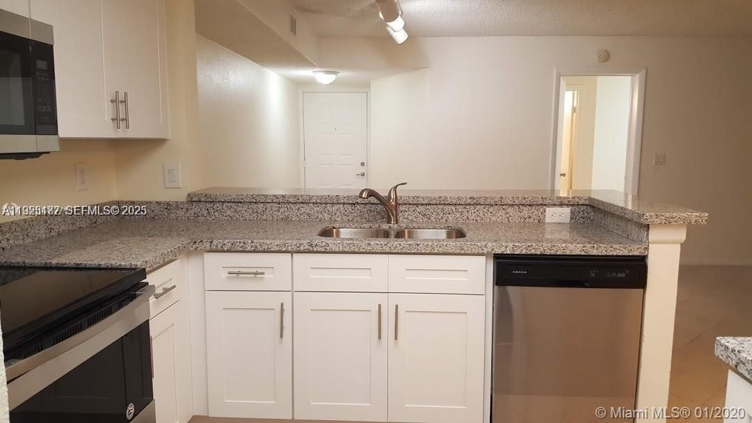 На продажу: $245,000 (2 спален, 2 ванн, 986 Квадратных фут)