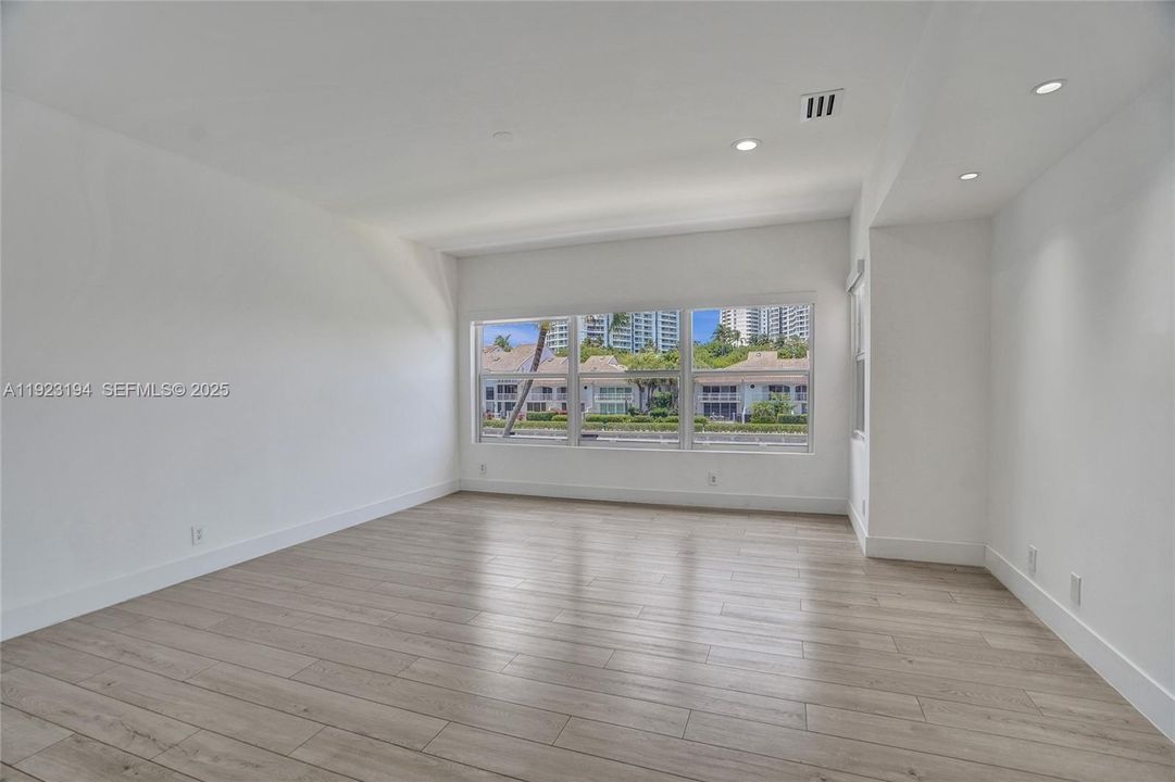 For Rent: $11,500 (5 beds, 3 baths, 2842 Square Feet)