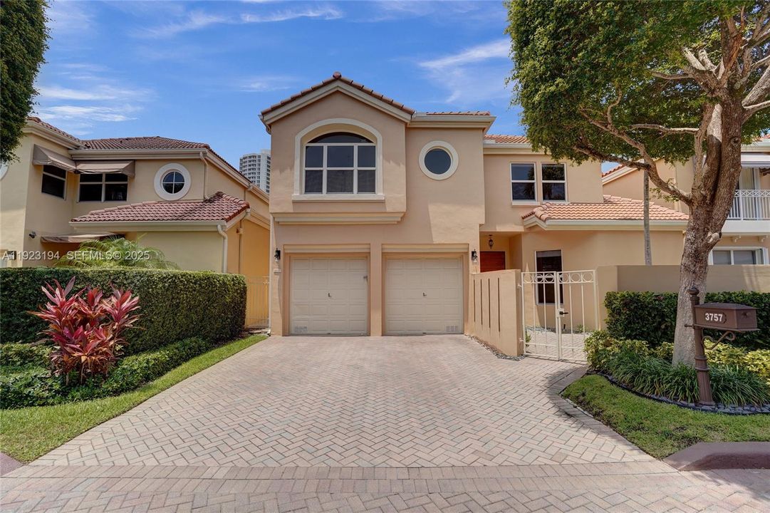 For Rent: $11,500 (5 beds, 3 baths, 2842 Square Feet)