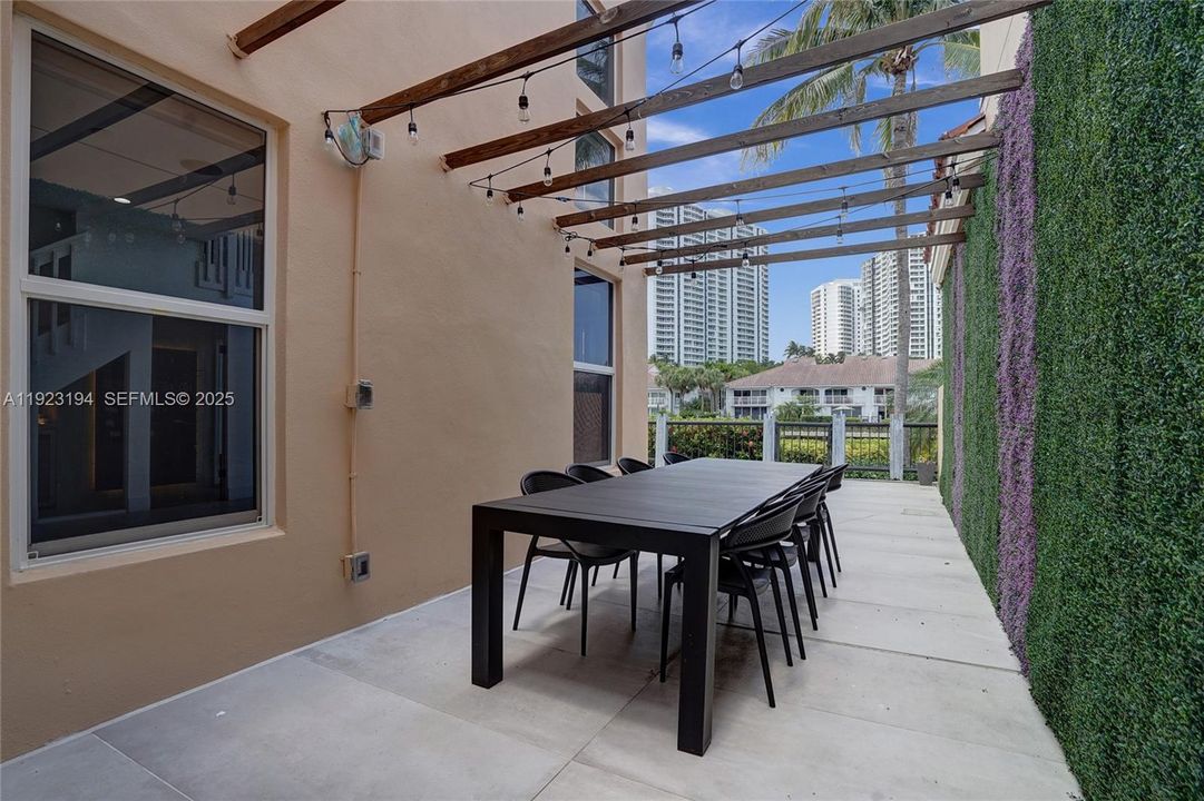 For Rent: $11,500 (5 beds, 3 baths, 2842 Square Feet)