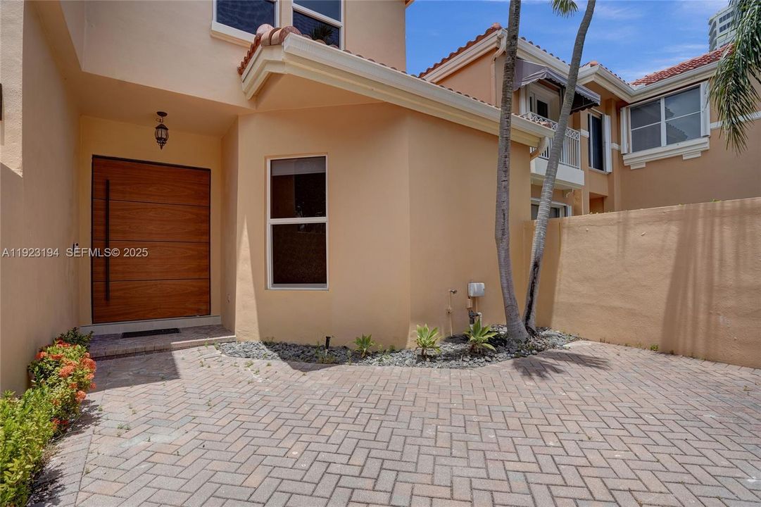 For Rent: $11,500 (5 beds, 3 baths, 2842 Square Feet)